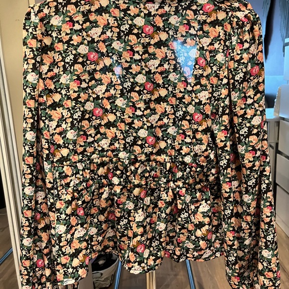 Shein top with tie front detail - Picture 3 of 4